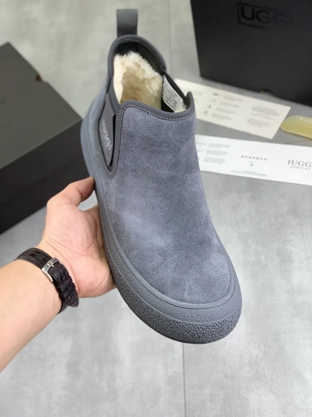 Men's men's shoes 💰P560 New arrival 🆕🆕🆕 IUGGI A pair of handsome Martin boots that want to be "welded" to the feet. Sheep fur lining is comfortable and warm. The anti-slip performance is even better. Matte cowhide with super comfortable stretch velvet. ➕Fine handmade stitching to keep your feet from freezing in the winter. Must be arranged! Perfectly interpreting the essence of Chelsea, trendy and fashionable, casual and versatile. Size: 39-44